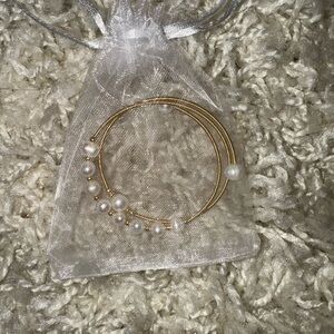 Elegant Gold and Pearl Bracelet